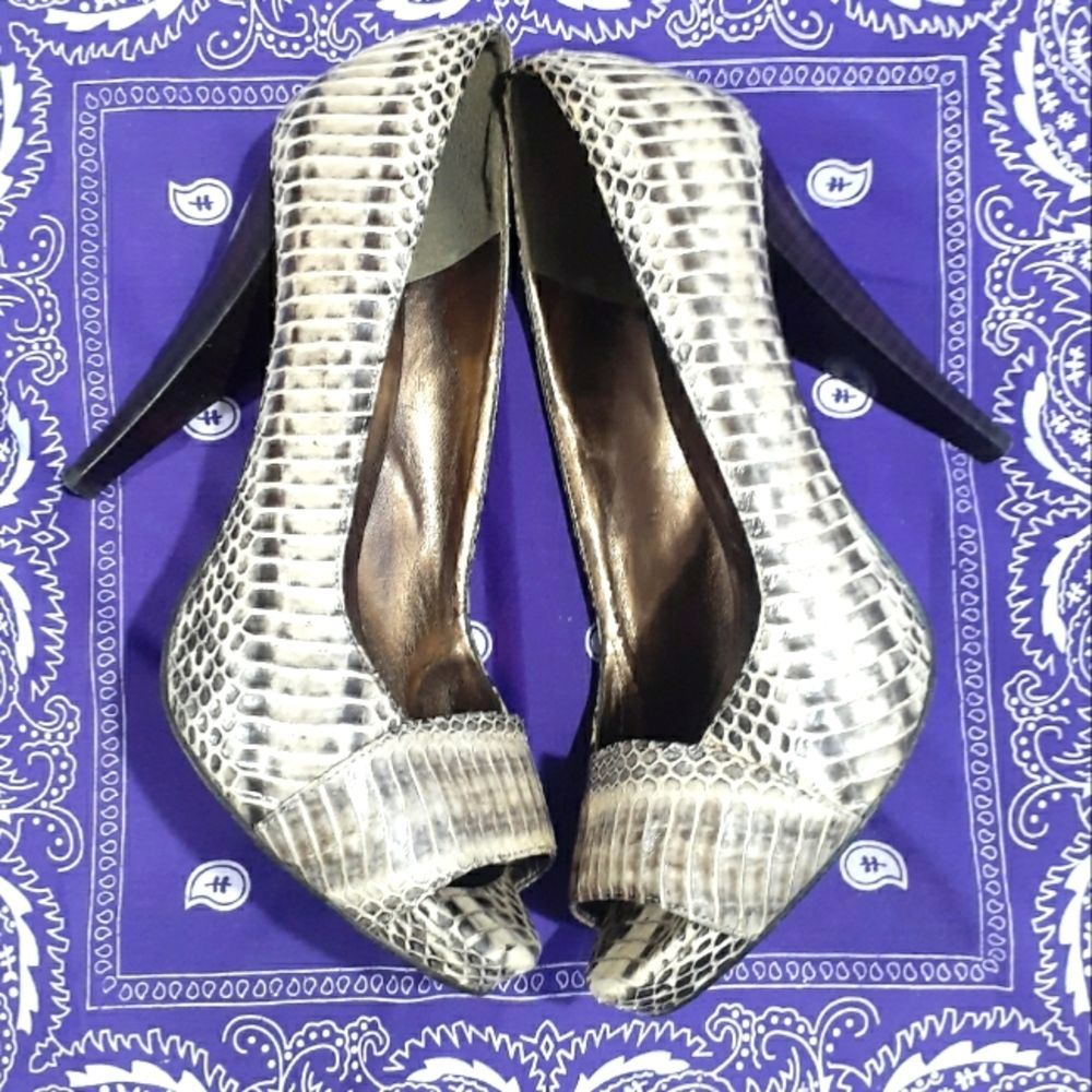 💖BUY 1 GET 1 FREE💖Peep Toe Pump w/Wooden Heel 37